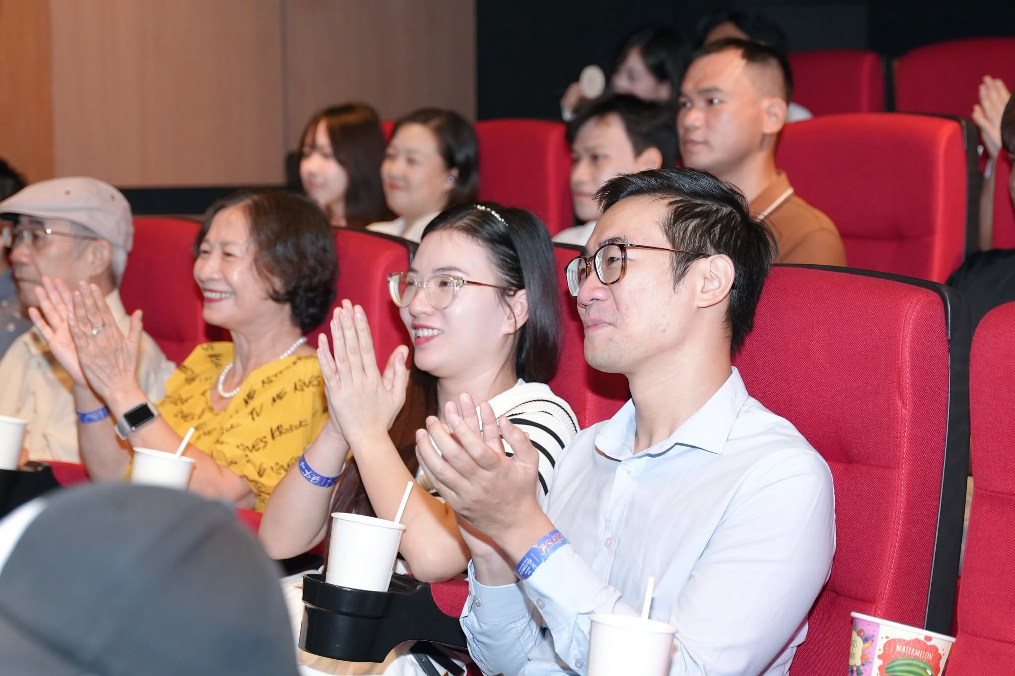 Toàn cảnh hàng ghế khách mời và người thân sinh viên tại buổi Lễ tôn vinh sinh viên xuất sắc.