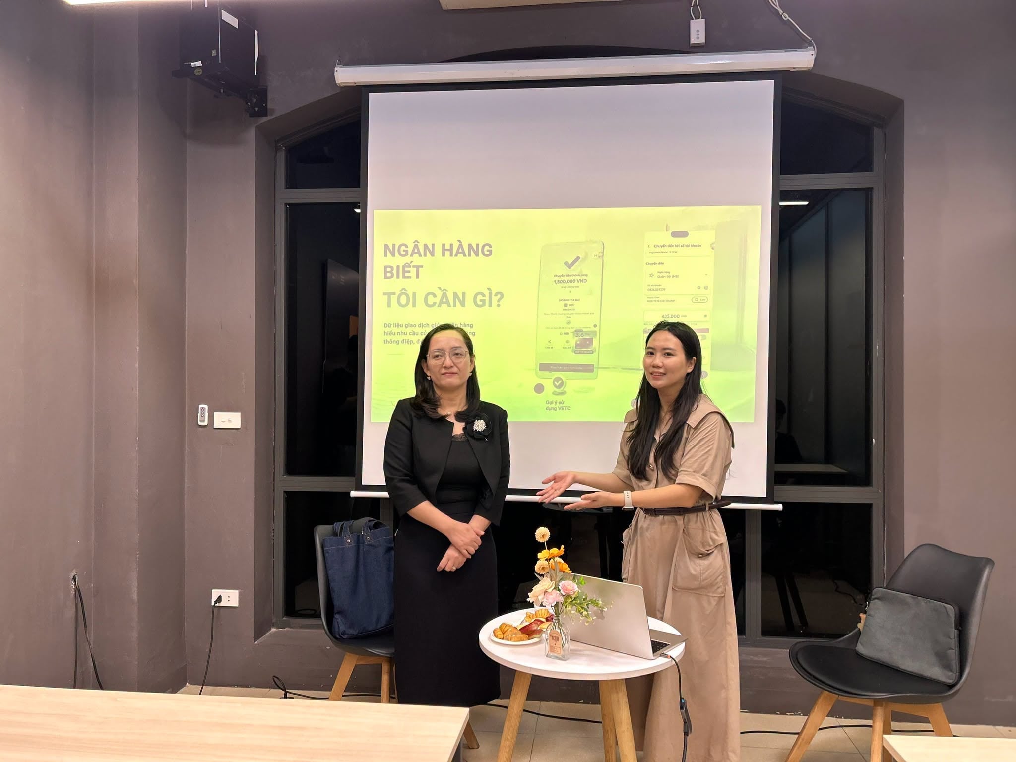 Diễn giả Phạm Thanh Hương chia sẻ tại buổi talkshow.