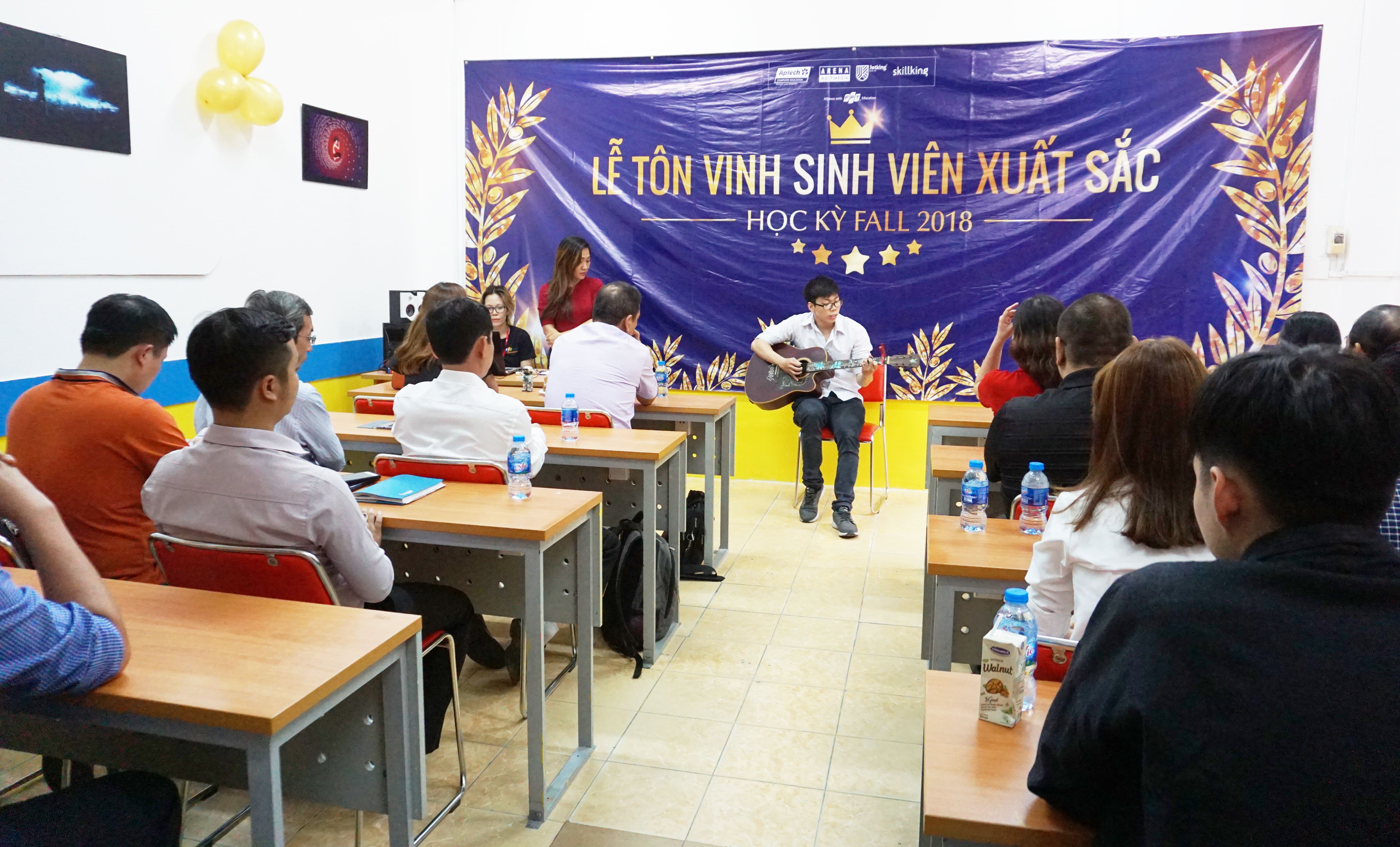 Giọng hát của bạn An Hải làm cho khán phòng trở nên ấm áp hơn