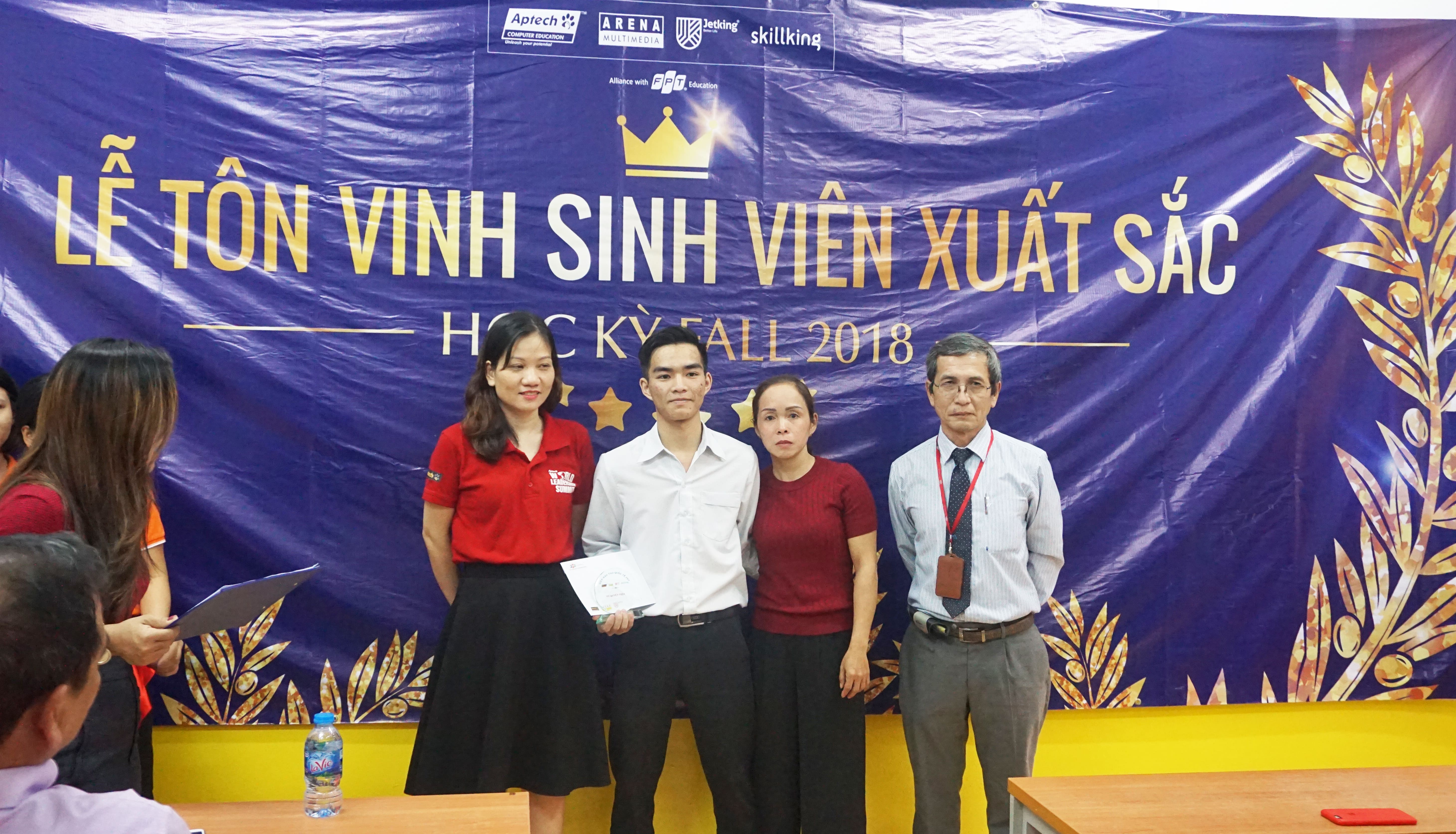 Bạn Vũ Quyết Tiến từ FPT Jetking với số điểm 94.11 đã giành được giải nhì trước sự tự hào của thầy cô và gia đình