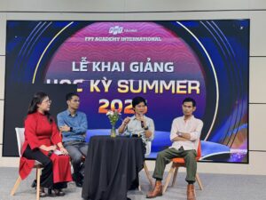 Thầy Nguyễn Tuân và thầy Hà Dũng Hiệp tại hoạt động Q&A tại lễ khai giảng