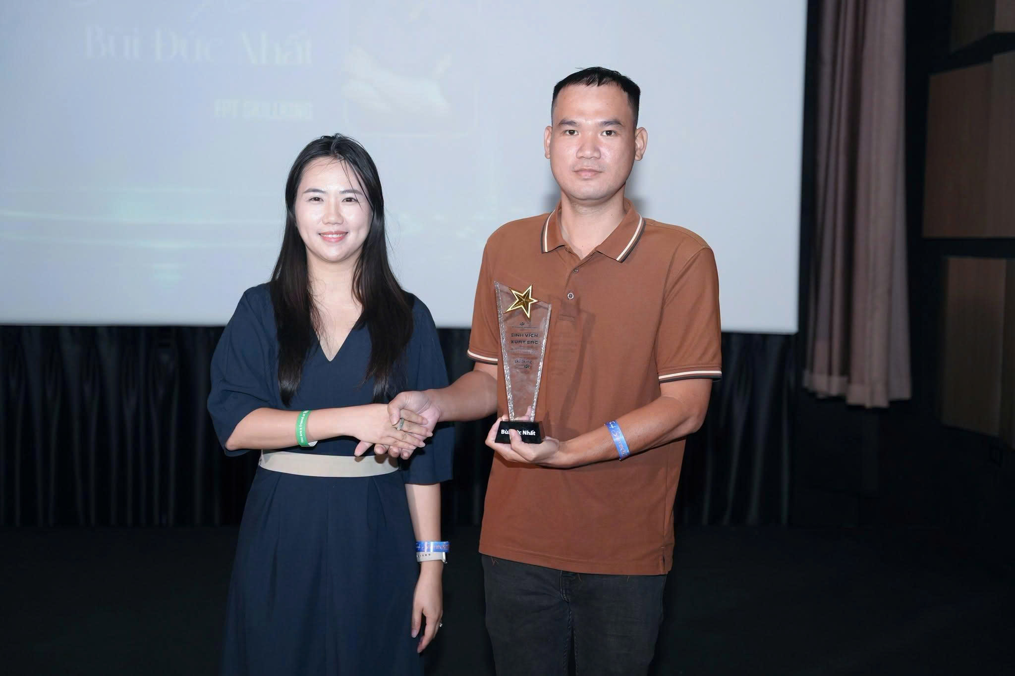 Sinh Viên Xuất Sắc kì Summer 2026 - Bùi Đức Nhất lên nhận cup trao thưởng 