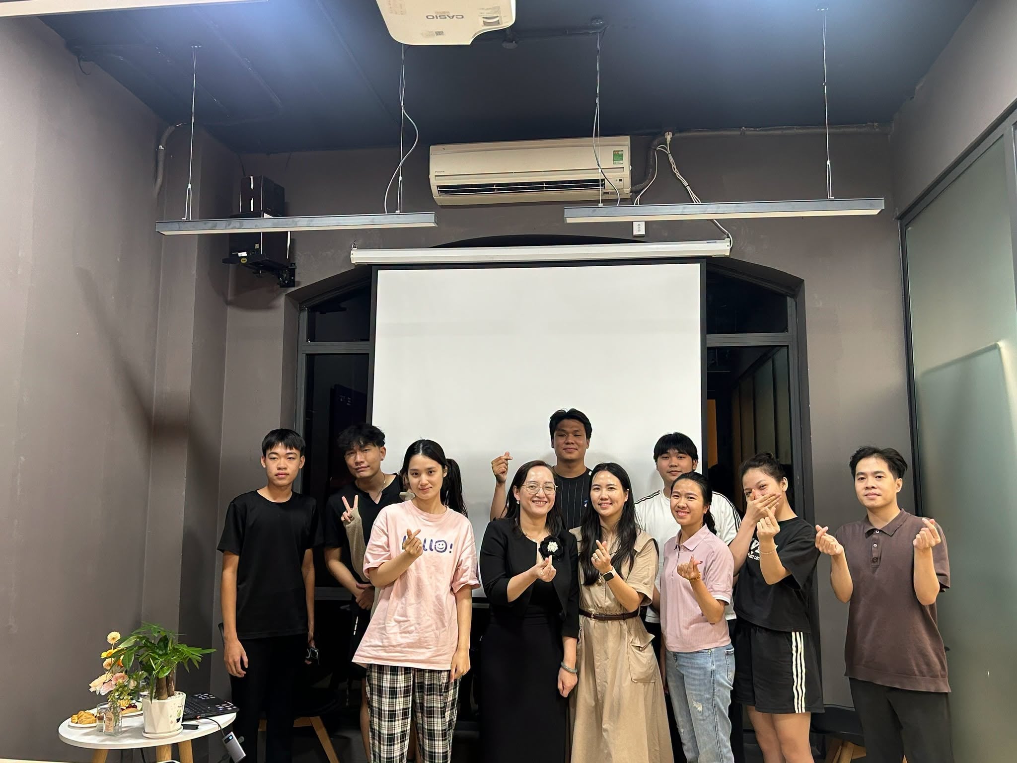 Các bạn sinh viên FPT Skillking chụp ảnh lưu niệm cùng diễn giả Phạm Thanh Hương sau chương trình.