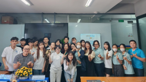 Thầy Hoàng Hiệp (áo sọc ngang) cùng sinh viên tại buổi bảo vệ đồ án FPT Skillking