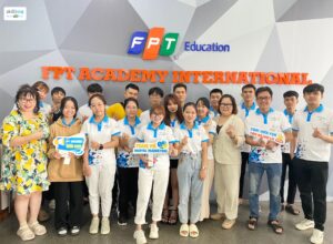 Hồng An cùng các bạn trong buổi lễ Khai giảng