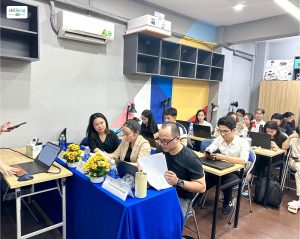 Thầy Hoàng Hiệp (áo thun đen) tại buổi bảo vệ đồ án FPT Skillking