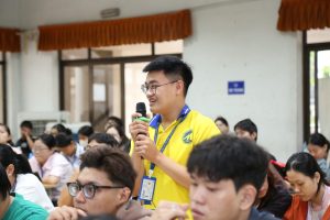 Sinh viên tương tác đặt câu hỏi trong chương trình và được giải đáp chi tiết