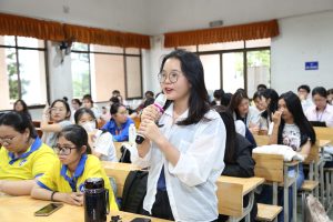 Sinh viên tương tác đặt câu hỏi trong chương trình và được giải đáp chi tiết