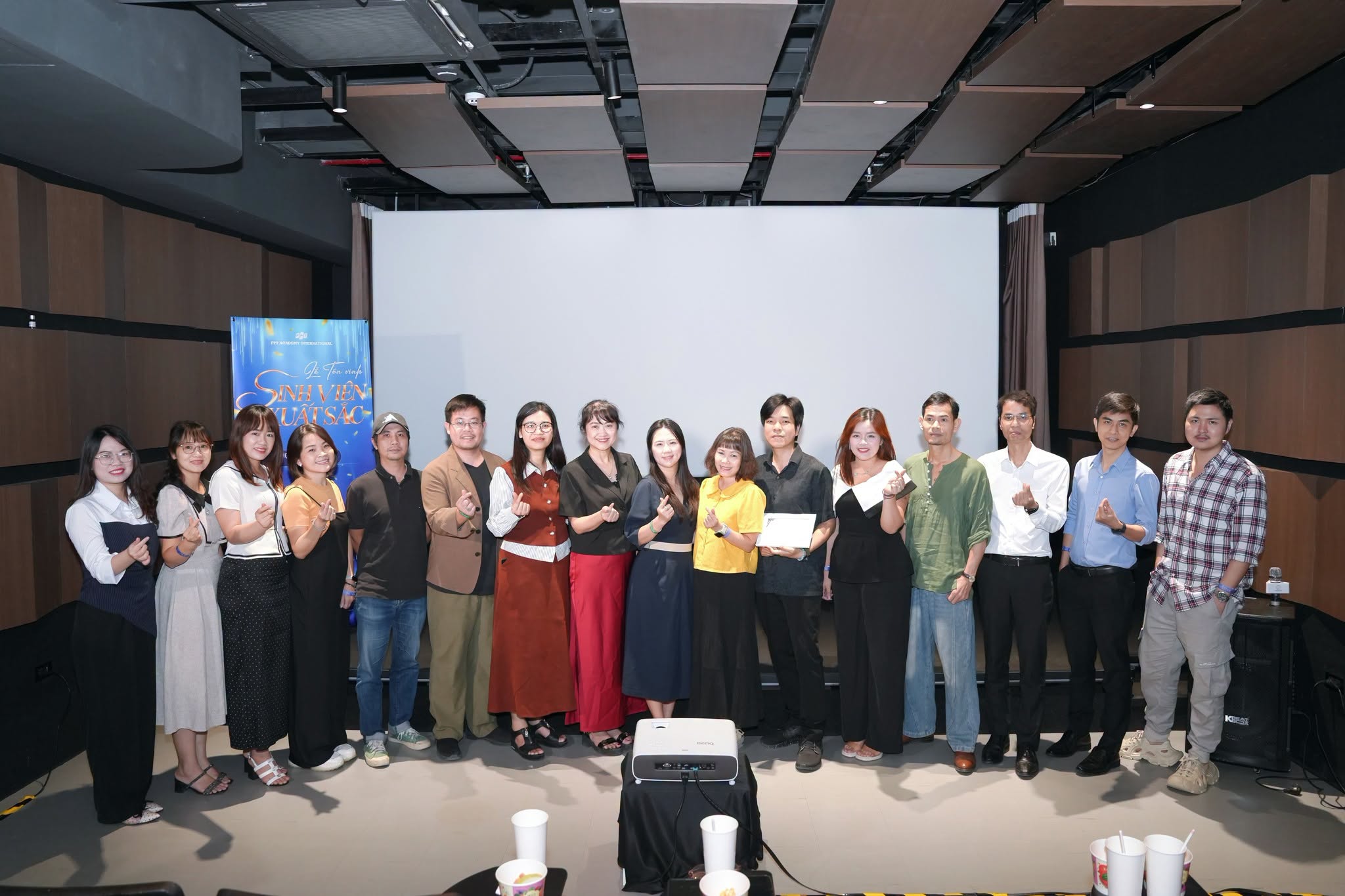 Tập thể các cán bộ và giảng viên của FPT Academy International tại Lễ Tôn vinh