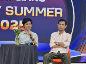 Thầy Nguyễn Tuân và thầy Hà Dũng Hiệp (bên phải) chia sẻ tại lễ khai giảng