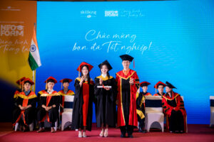 Khoảnh khắc trao bằng và vắt dải mũ, dấu mốc tốt nghiệp đầy tự hào của sinh viên FPT Skillking Hà Nội.