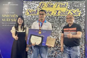 Hoàng Huy cùng giảng viên FPT Skillking tại lễ tôn vinh Sinh viên Xuất sắc học kỳ Summer 2025