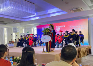 Thùy Dương đại diện tân khoa phát biểu tại Lễ tốt nghiệp 2025