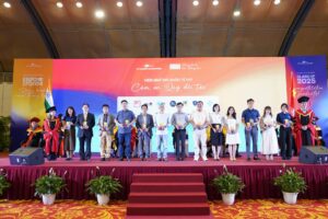 Cúp lưu niệm - Biểu trưng cho hành trình hợp tác bền vững giữa nhà trường và doanh nghiệp trong đào tạo nguồn nhân lực tại FPT SKillking Hà Nội.