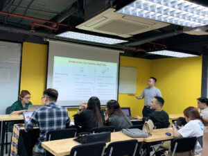 Tập thể lớp cùng cô Đỗ Hiền tại buổi bảo vệ đồ án