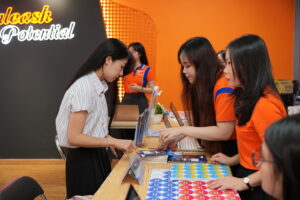 Các bạn trẻ đã đến để từ sớm để check-in tại sự kiện khai trương cơ sở mới - FAI NEO