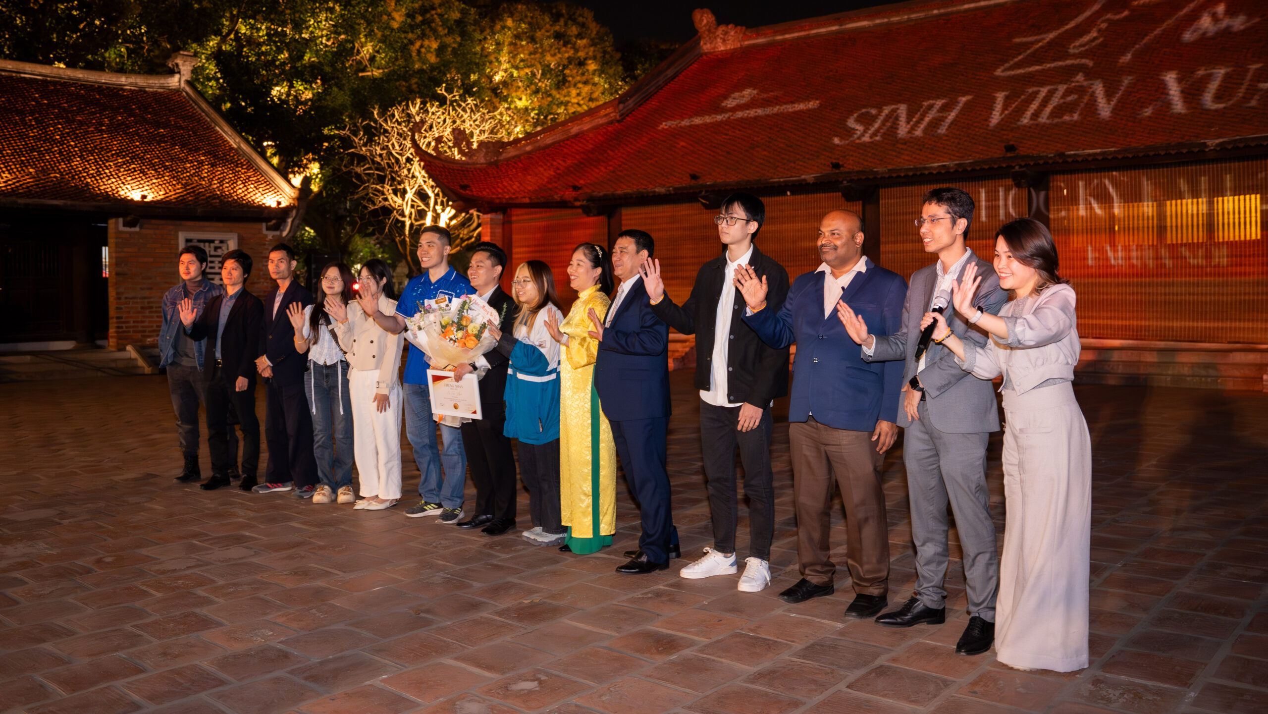 Sinh viên xuất sắc cùng thầy cô và người thân