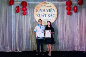 Sinh viên Hứa Anh Chức cùng cô Du Du (mentor) được vinh danh nhận giải thưởng