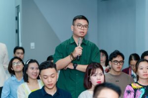 Sinh viên bàn luận sôi nổi với phần tọa đàm chung