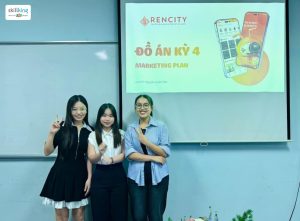 Phương Thủy tại buổi bảo vệ đồ án tốt nghiệp
