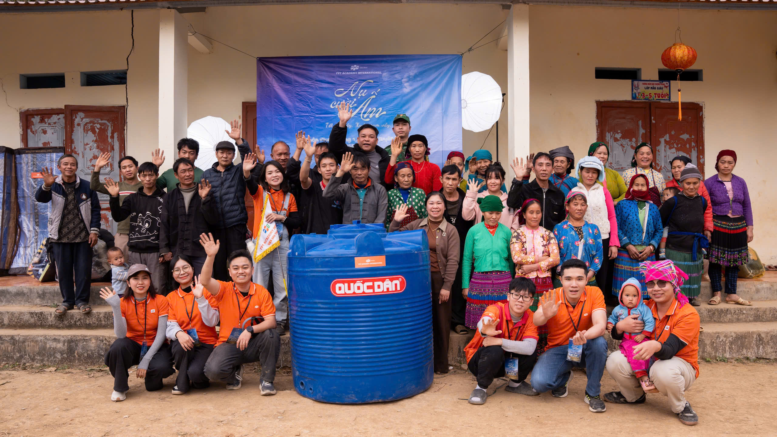 Lê Tuấn Anh cùng thầy cô và bạn bè