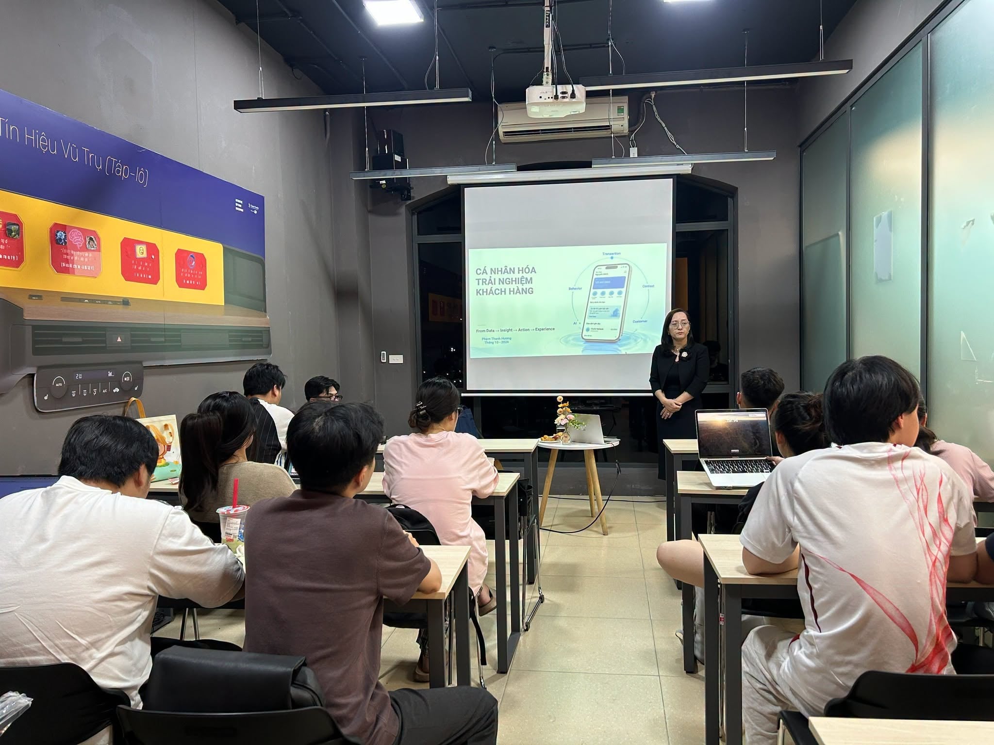 Diễn giả Phạm Thanh Hương chia sẻ về chiến lược cá nhân hóa trải nghiệm khách hàng.