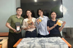 Thu Thảo (ngoài cùng bên phải) cùng nhóm dự án của mình